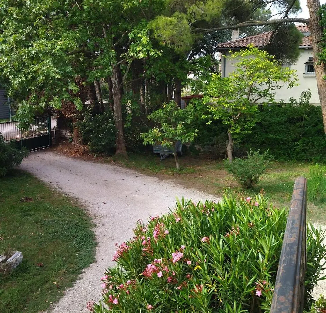 La Maison Du Bonheur Velleron Homestay